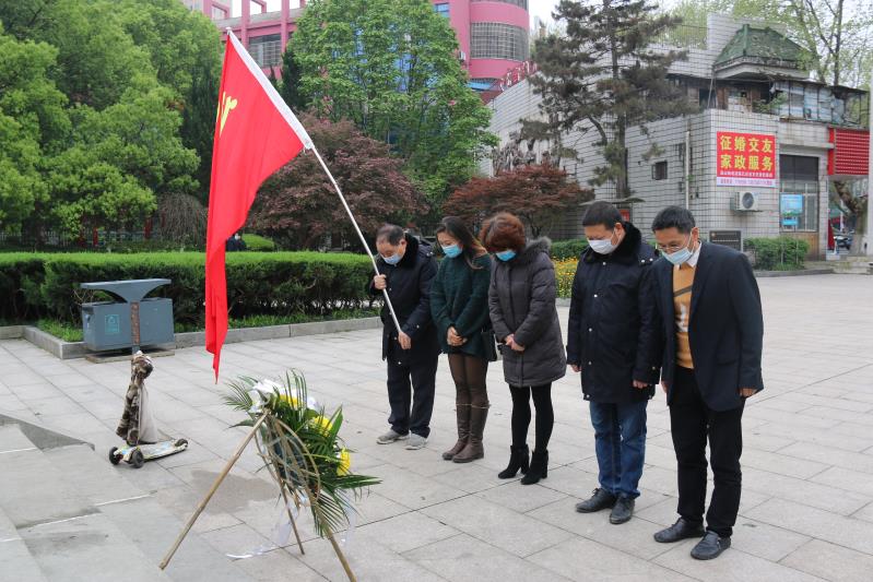 湘北汽運(yùn)黨支部主題黨日活動，緬懷抗日英烈，祭掃墓地，敬獻(xiàn)花籃。